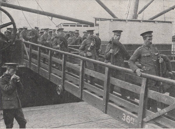 soldats anglais dbarquant  Rouen en 1914